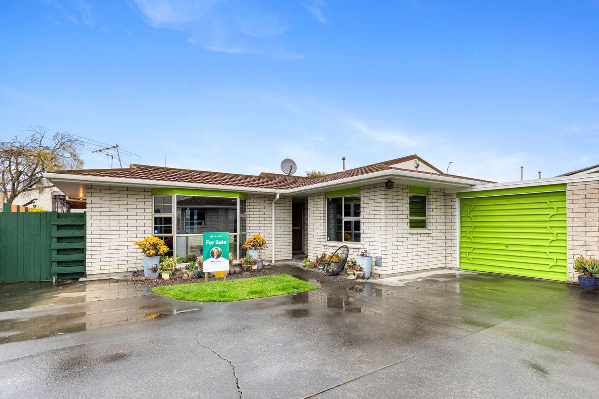 2/4 Meadowbrook Drive, Cloverlea, Palmerston North - Carousel 1