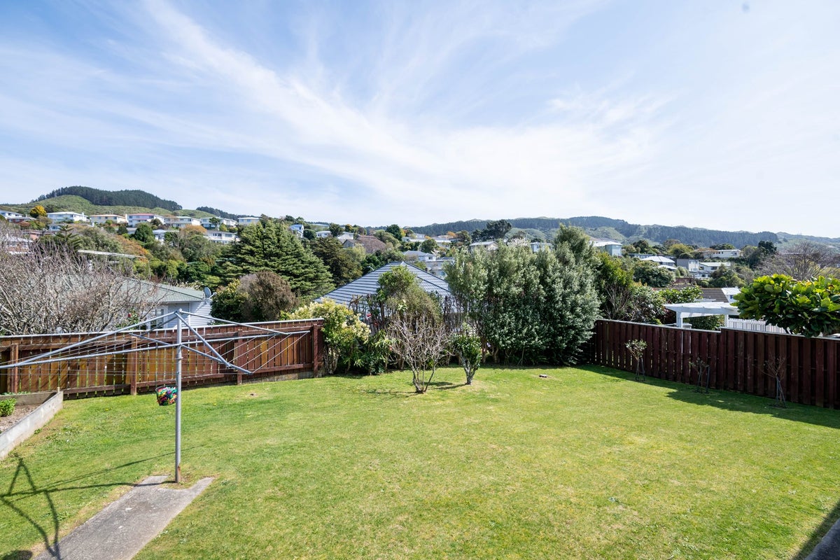 9 Mckeefry Grove, Tawa, Wellington - Carousel 21