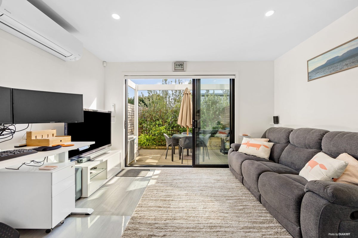 2F Ellen Avenue, Hillcrest, Auckland - Carousel 2