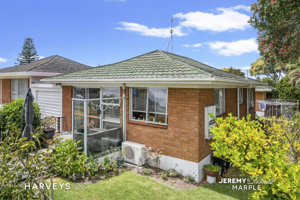 28 Faith Bullock Place, New Lynn, Auckland - Carousel 1
