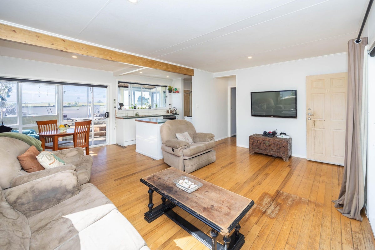 37 Heather Green Avenue, Meremere - Carousel 2