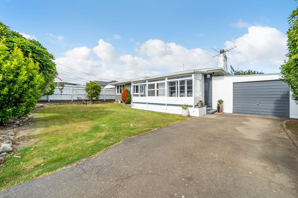 11 Henry Street, Ebdentown, Upper Hutt - Carousel 1