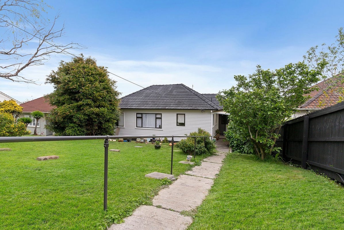 15 Simmonds Avenue, Mount Roskill, Auckland - Carousel 1