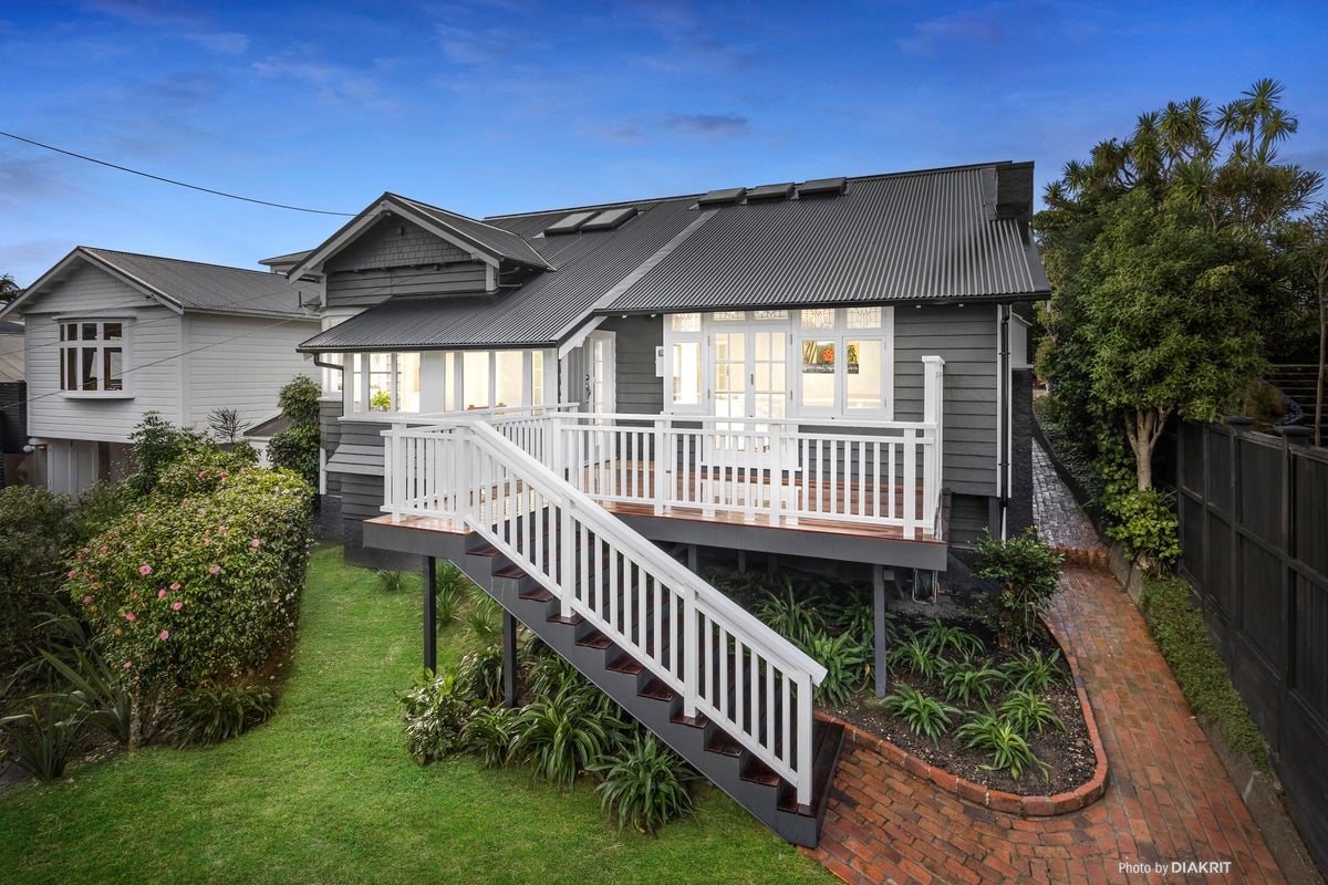 9 Chisenhall Street, Karori, Wellington - Carousel 1