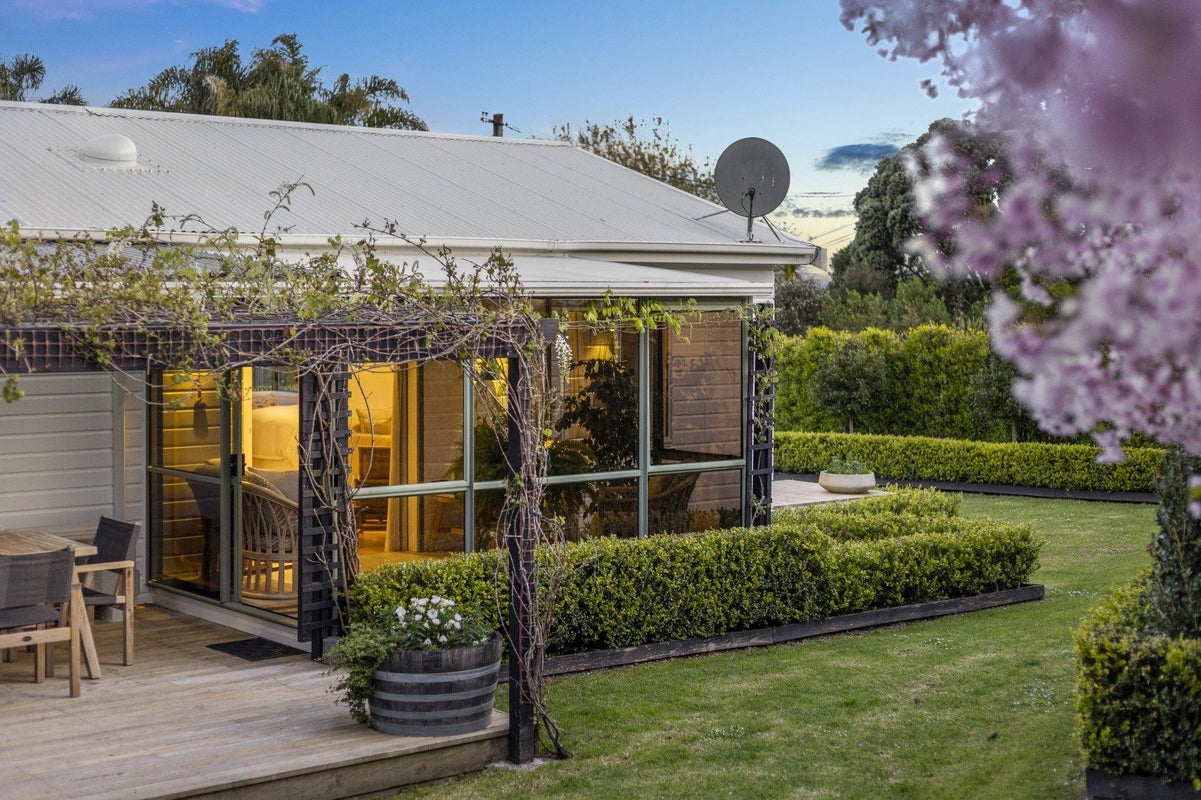 2 Ridge Road, Oneroa, Waiheke Island - Carousel 1