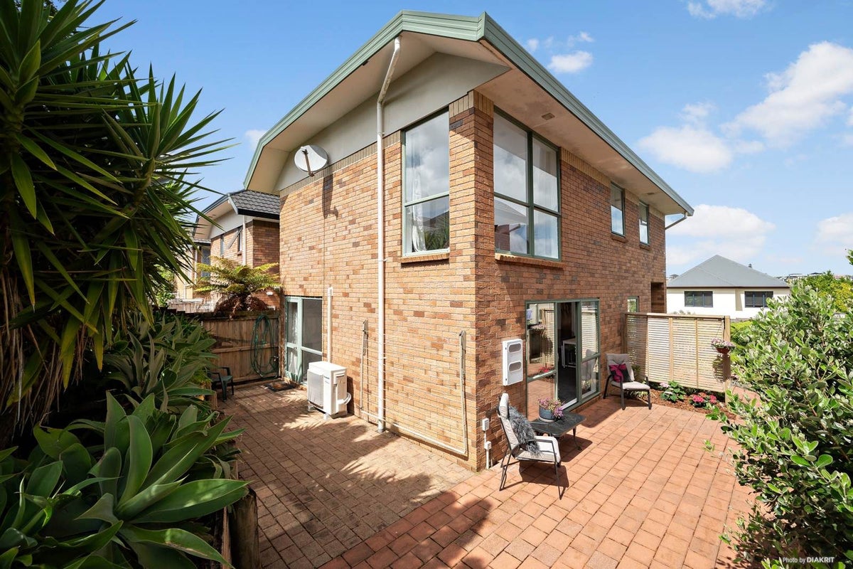 10/12 Northcross Drive, Oteha, Auckland - Carousel 16