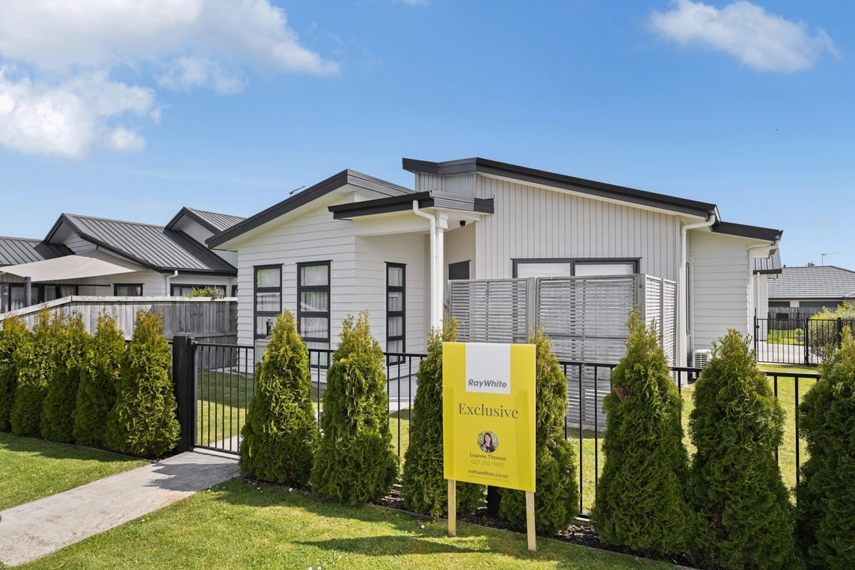 1/2 Lambert Court, Glenview, Hamilton - Carousel 1