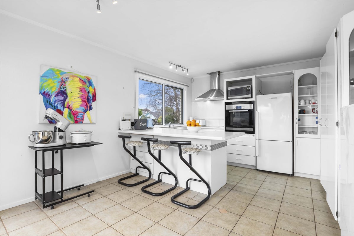 70 Pohutukawa Drive, Pukete, Hamilton - Carousel 2