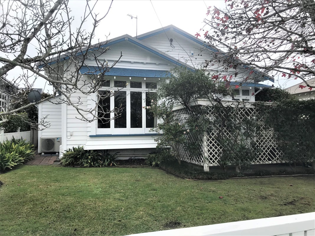 11 Hanlon Crescent, Narrow Neck, Auckland - Carousel 1