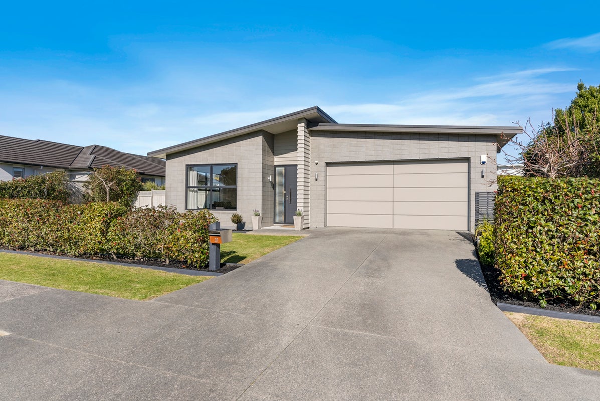 33 Kahawairahi Drive, Beachlands, Auckland - Carousel 1