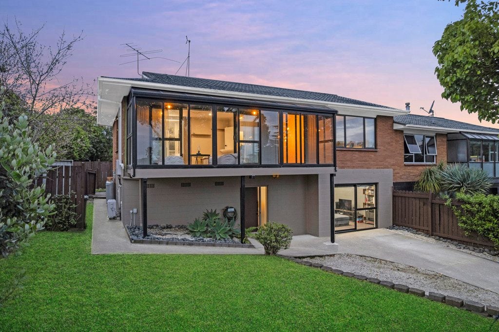 1/54 Luton Avenue, Sunnyhills, Auckland - Carousel 1