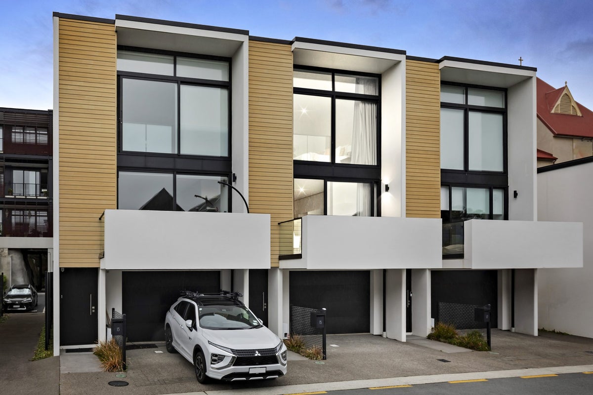 15 Jean Caldwell Way, Island Bay, Wellington - Carousel 1