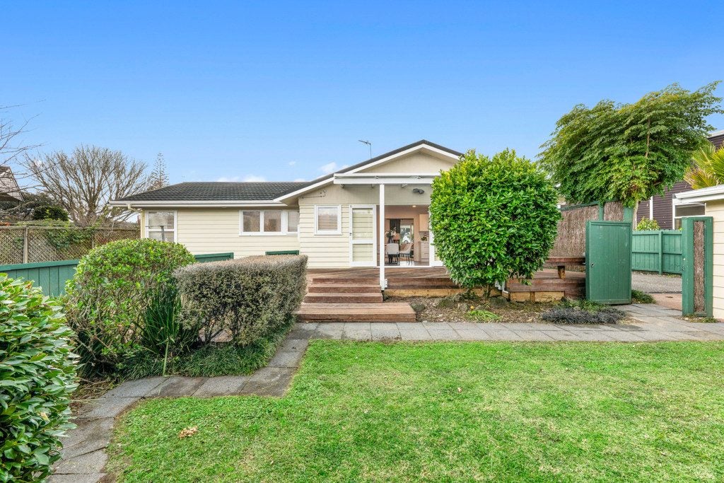 9 Yacht Place, Bucklands Beach, Auckland - Carousel 1