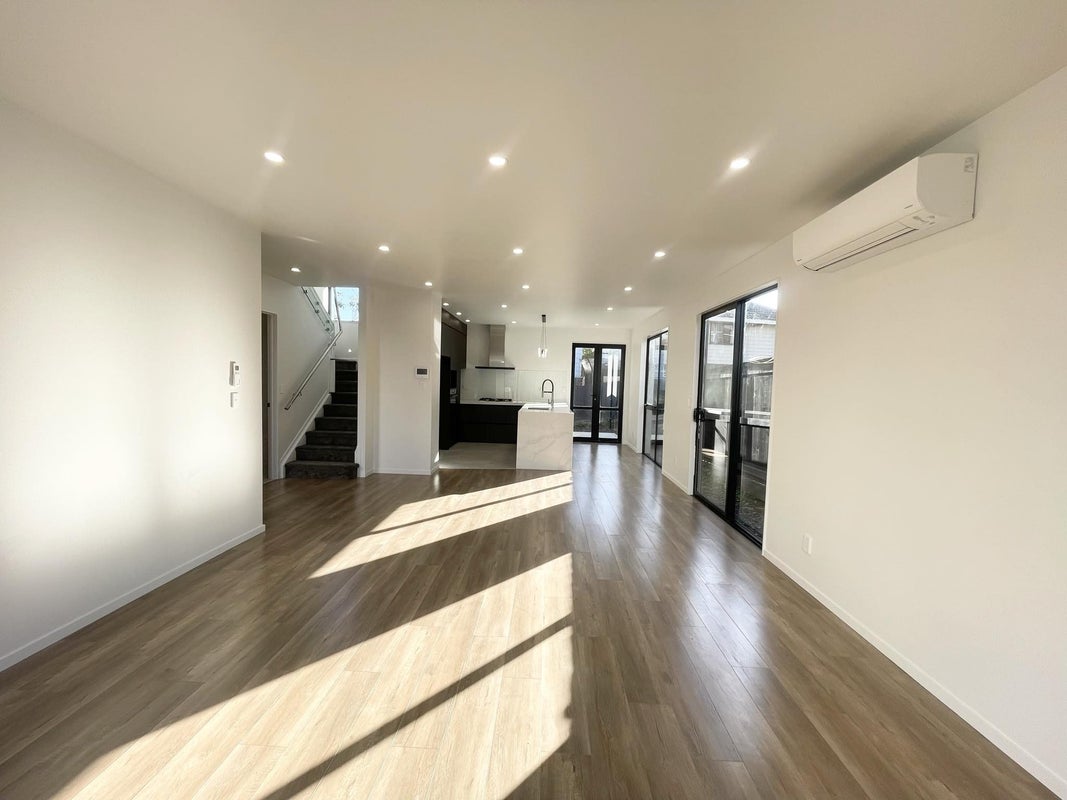 26B Sandgate Avenue, Botany Downs, Auckland - Carousel 2