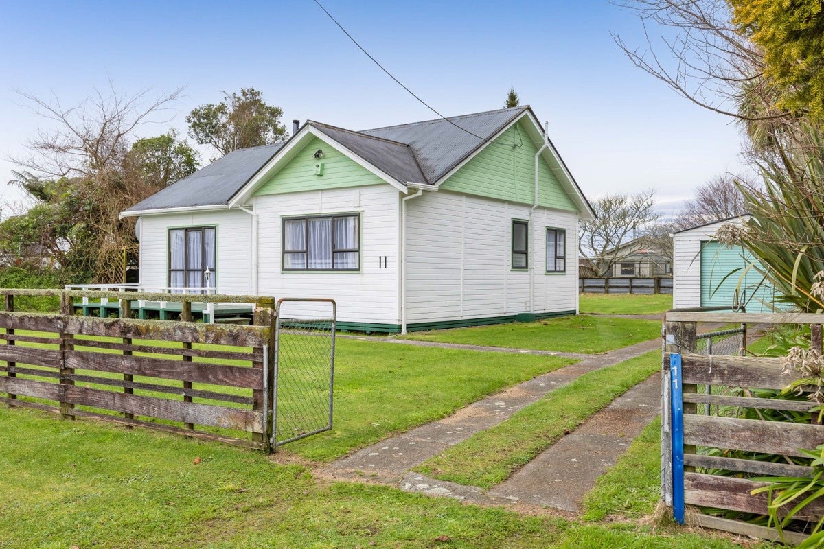 11 Denmark Terrace, Midhirst, Stratford - Carousel 1
