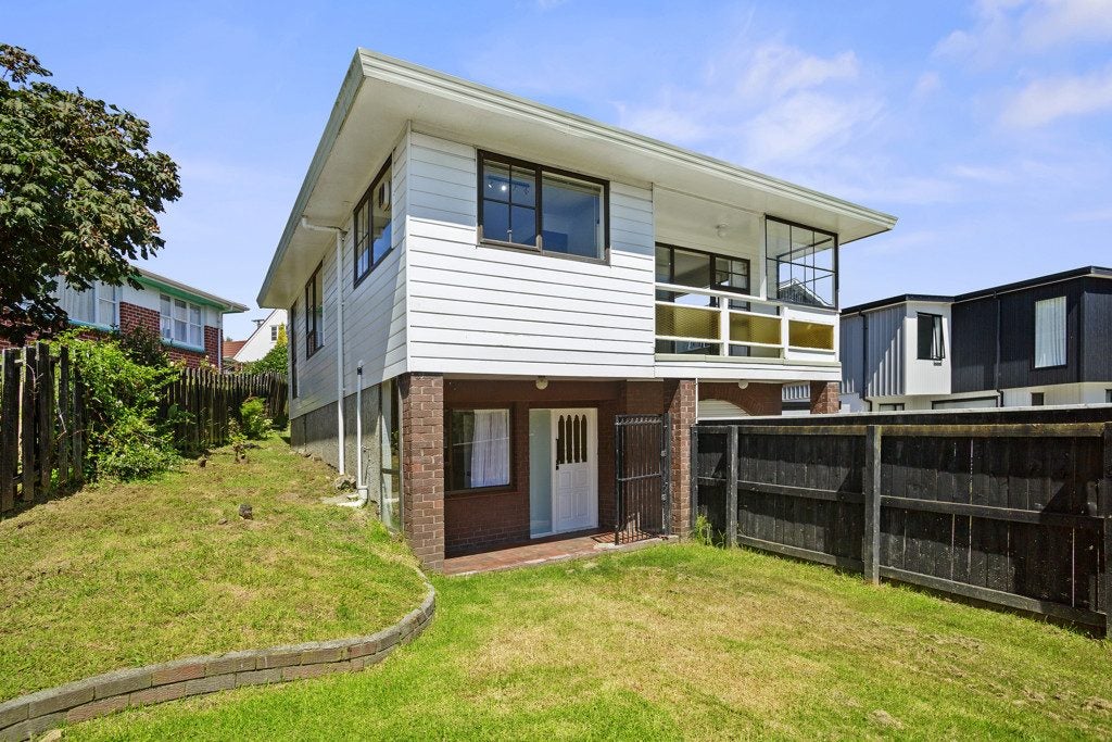 32 Collins Avenue, Tawa, Wellington - Carousel 1