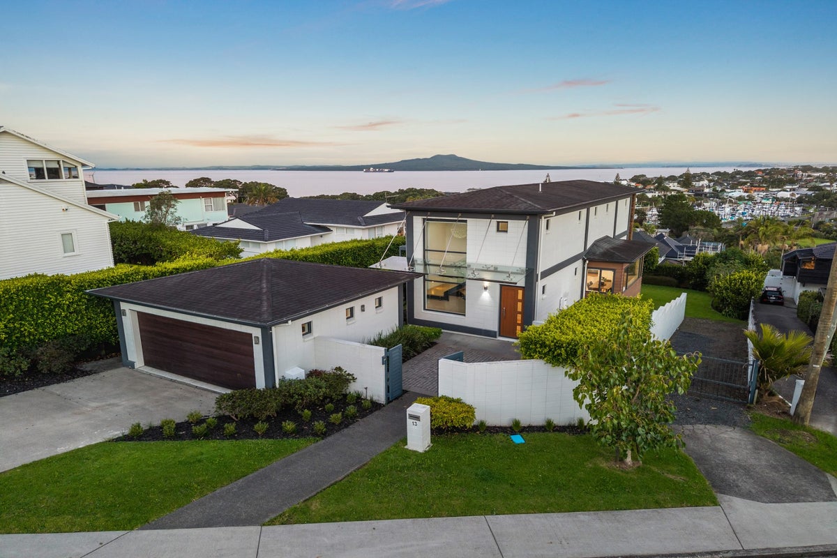 13 Seaview Road, Castor Bay, Auckland - Carousel 1