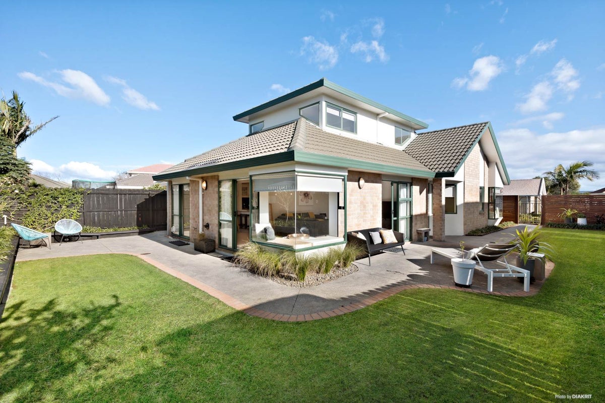 1/5 Arrathorne Place, Northpark, Auckland - Carousel 1