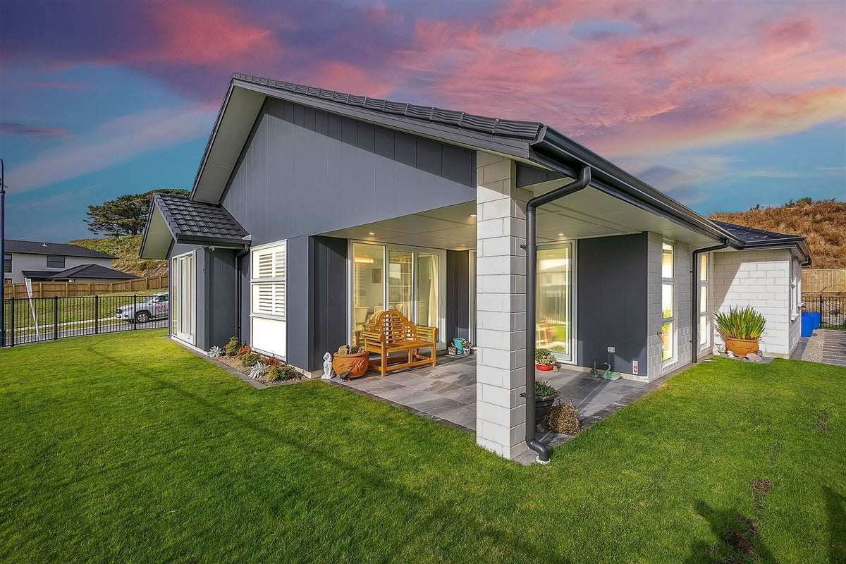 85 Queen Charlotte Drive, Aotea, Porirua - Carousel 2