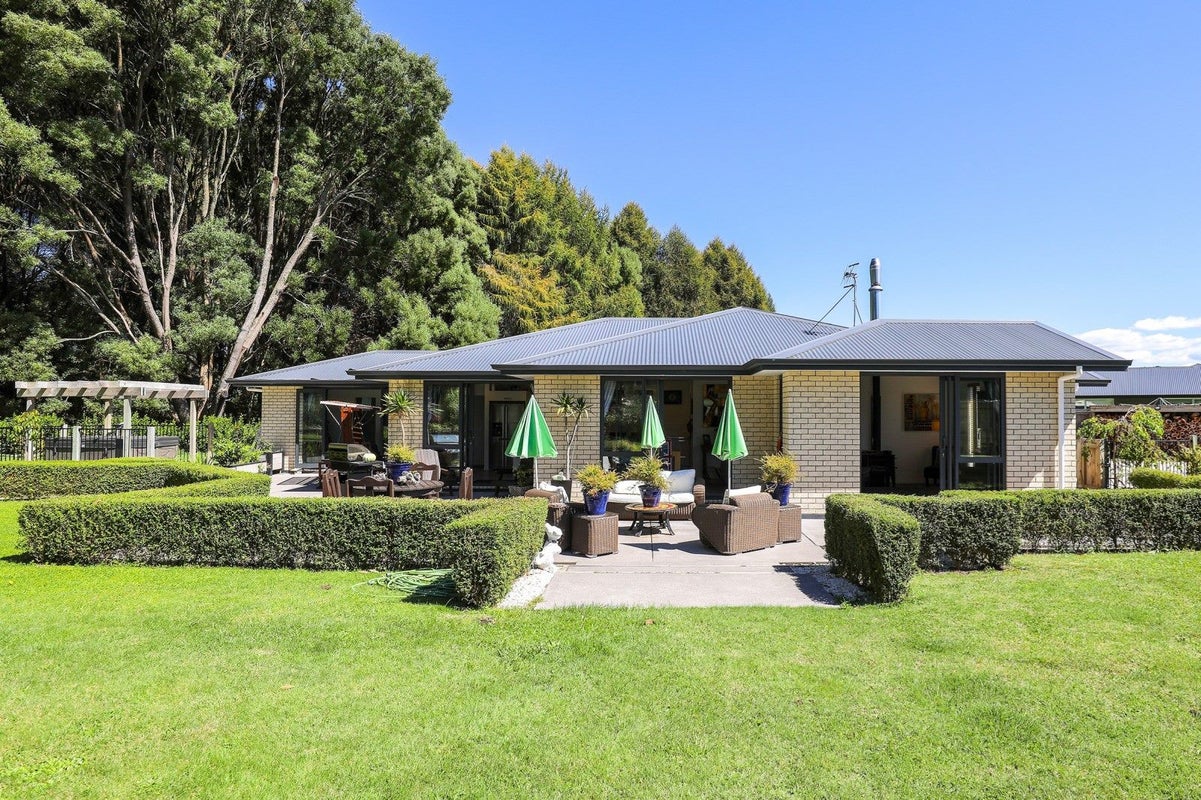16 Karaka Place, Kinloch, Taupo - Carousel 1