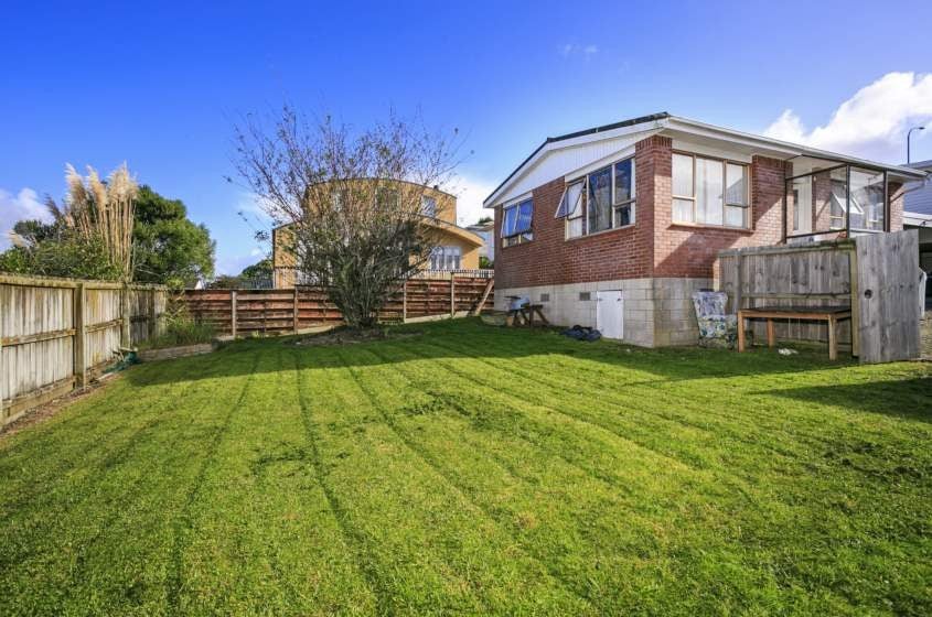 8 Windsor Place, Windsor Park, Auckland - Carousel 1