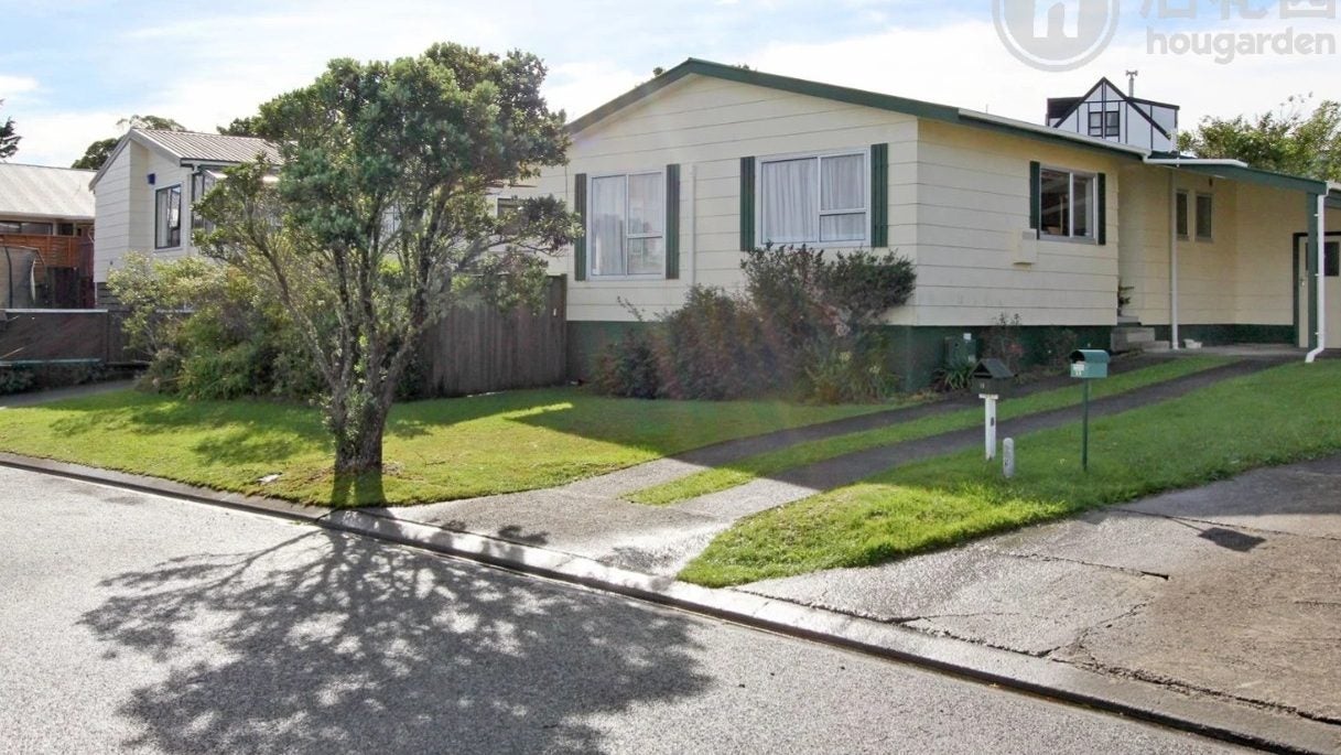 11 Stemhead Lane, Whitby, Porirua - Carousel 1