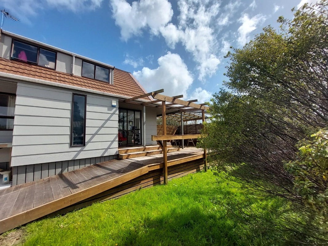 2/24 Lancaster Road, Beach Haven, Auckland - Carousel 17