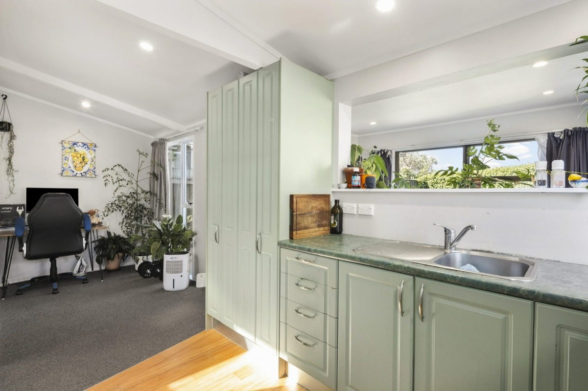 5 Arahanga Grove, Maupuia, Wellington - Carousel 2