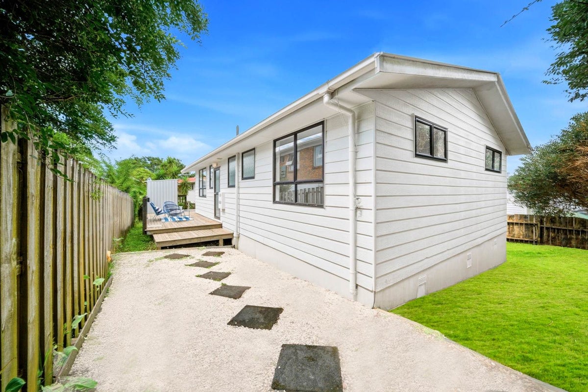 1/184 Chivalry Road, Glenfield, Auckland - Carousel 2