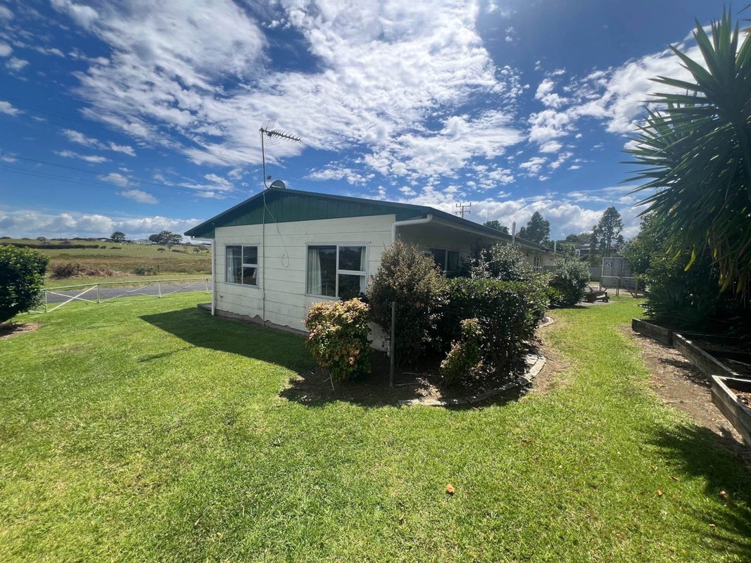 12 Beach Road, Waiuku - Carousel 12