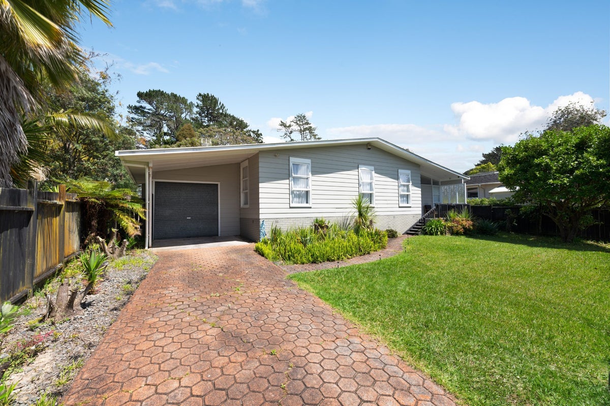 11 Allington Road, Massey, Auckland - Carousel 30