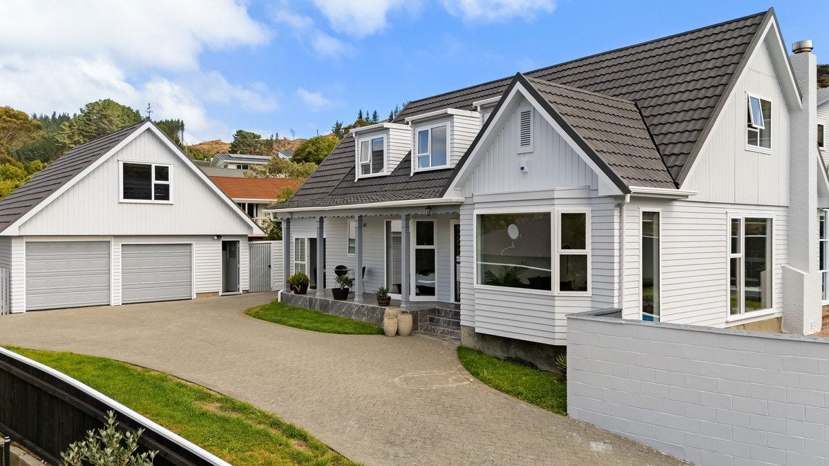 3 Gonville Street, Tawa, Wellington - Carousel 1