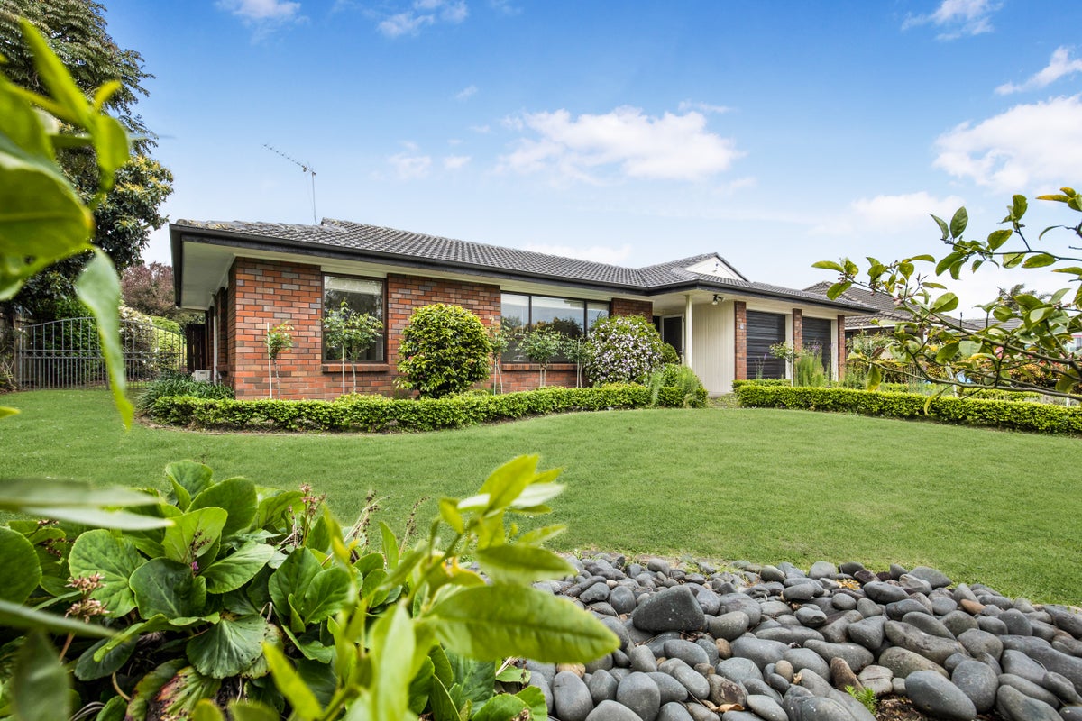 4 Peridot Place, Conifer Grove, Takanini - Carousel 1