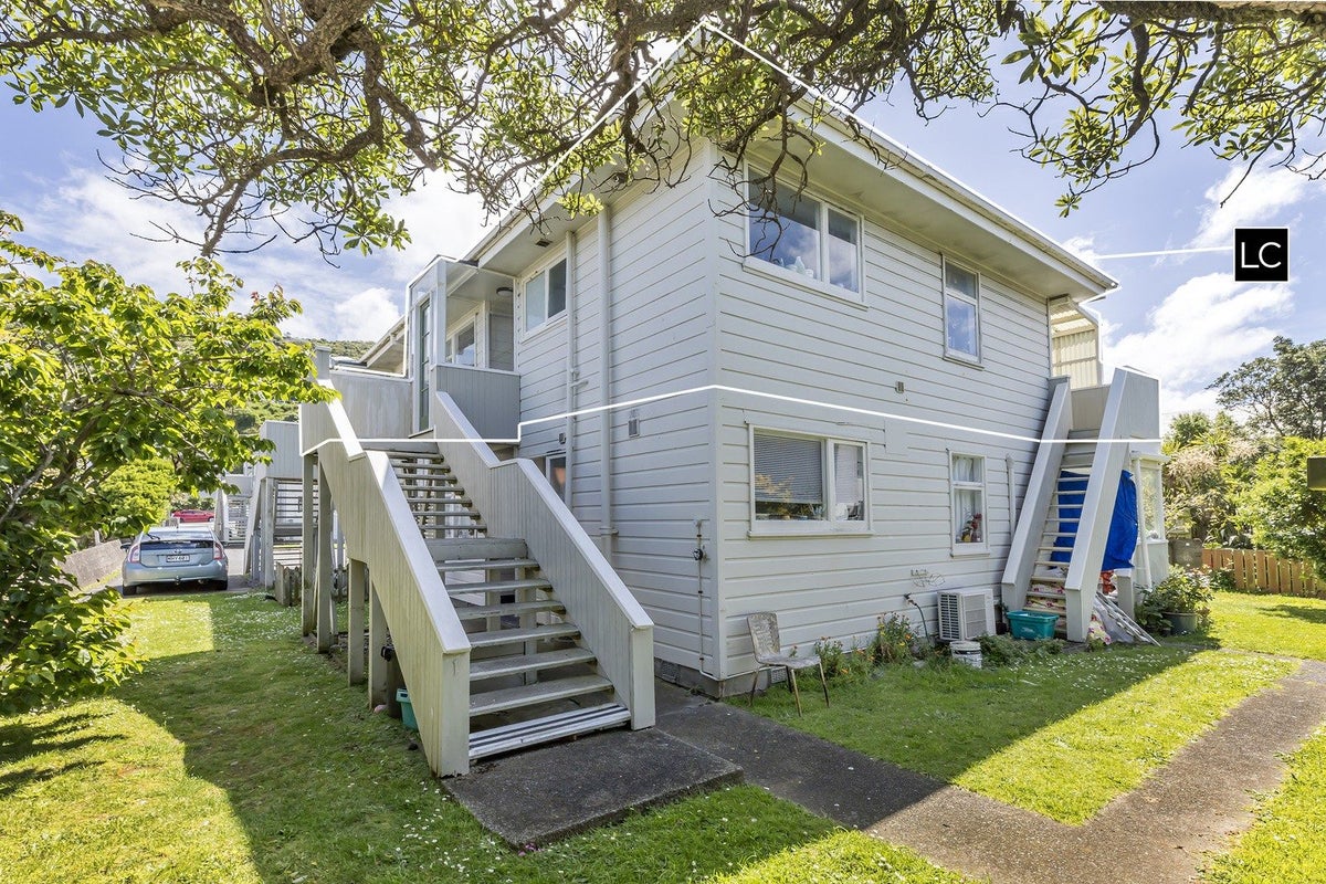 1/139 Queens Drive, Lyall Bay, Wellington - Carousel 1