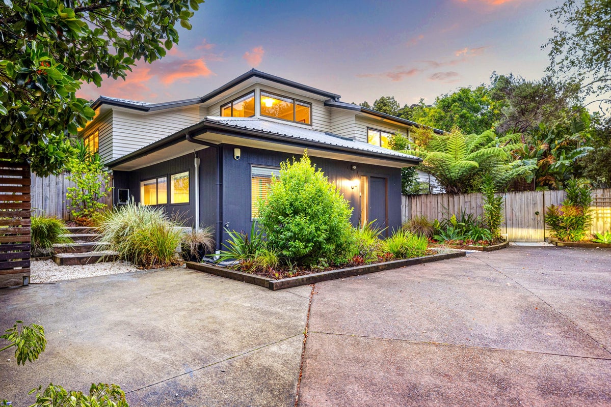 8 Jays Road, Titirangi, Auckland - Carousel 1