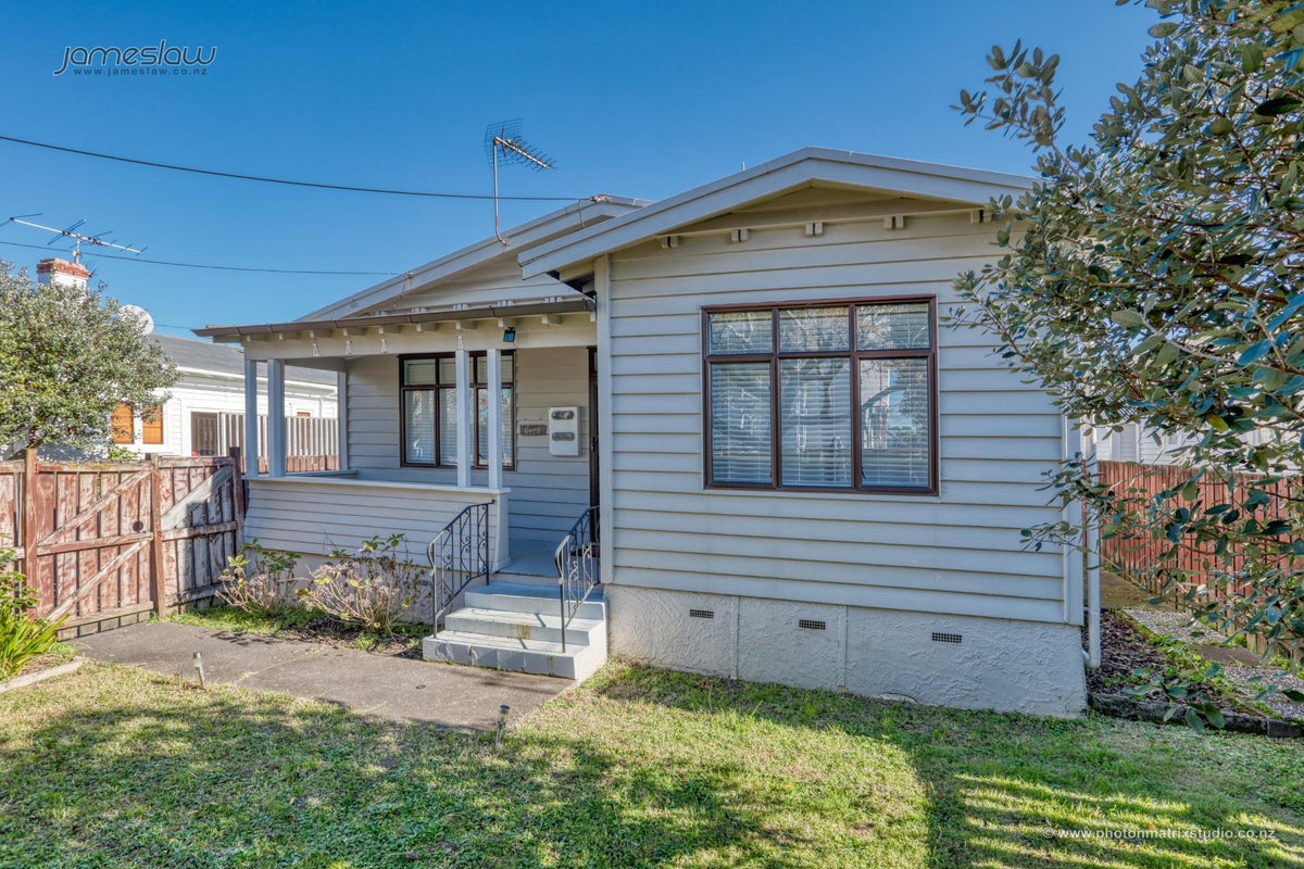 12 Walmer Road, Point Chevalier, Auckland - Carousel 2