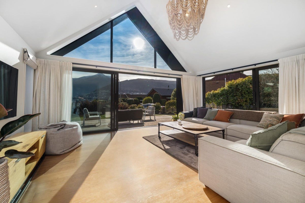 8 Redwood Court, Kelvin Heights, Queenstown - Carousel 2