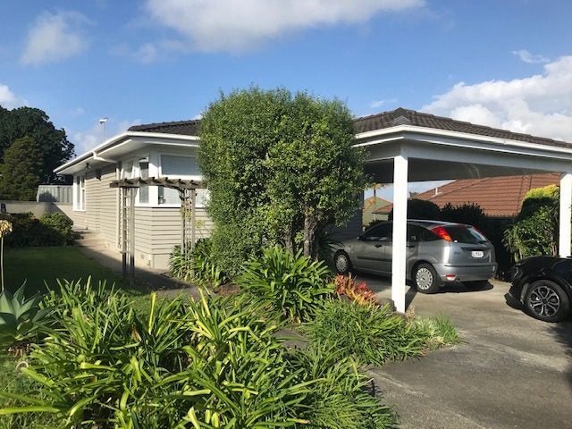 1/8 Waterloo Street, Howick, Auckland - Carousel 1
