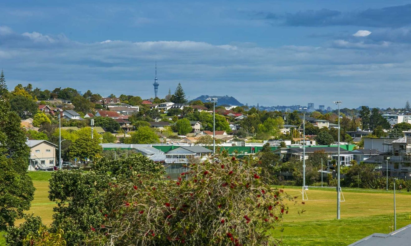 7 Heather Place, Sunnynook, Auckland - Carousel 15