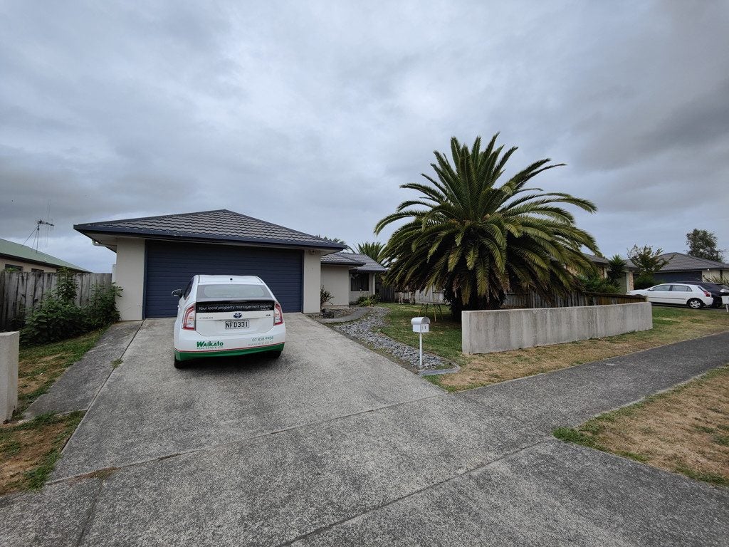 10 Aldona Place, Fairview Downs, Hamilton - Carousel 1