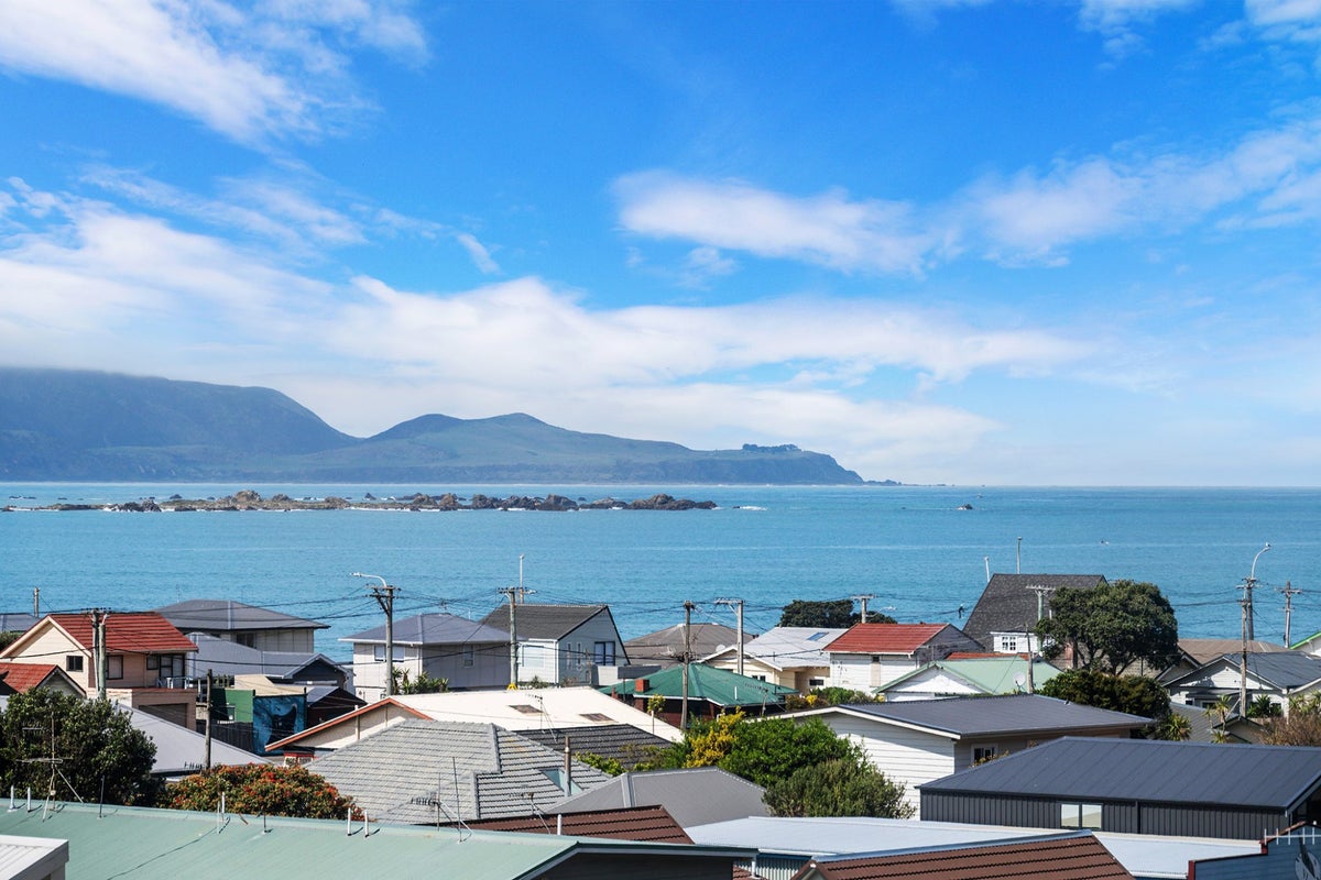162 Sutherland Road, Lyall Bay, Wellington - Carousel 1