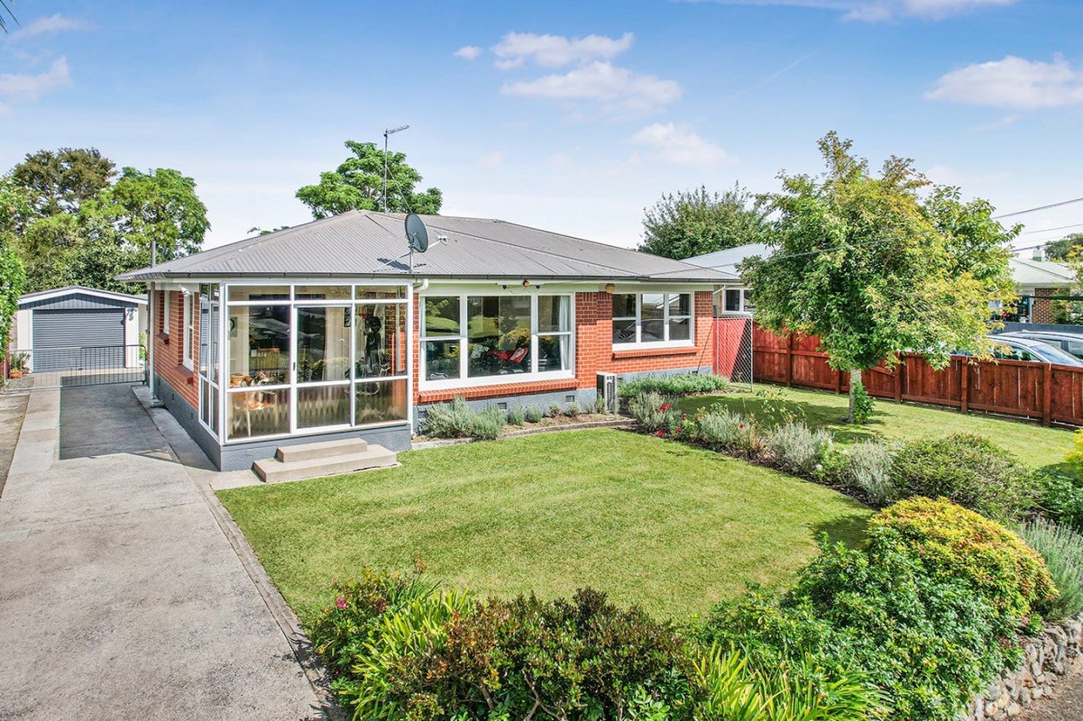 11 Augusta Street, Fairfield, Hamilton - Carousel 1