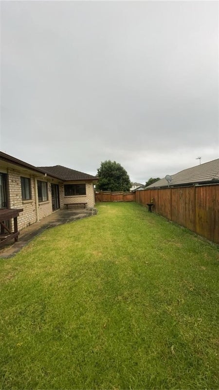 5 Fergy Crescent, Wattle Downs, Auckland - Carousel 2
