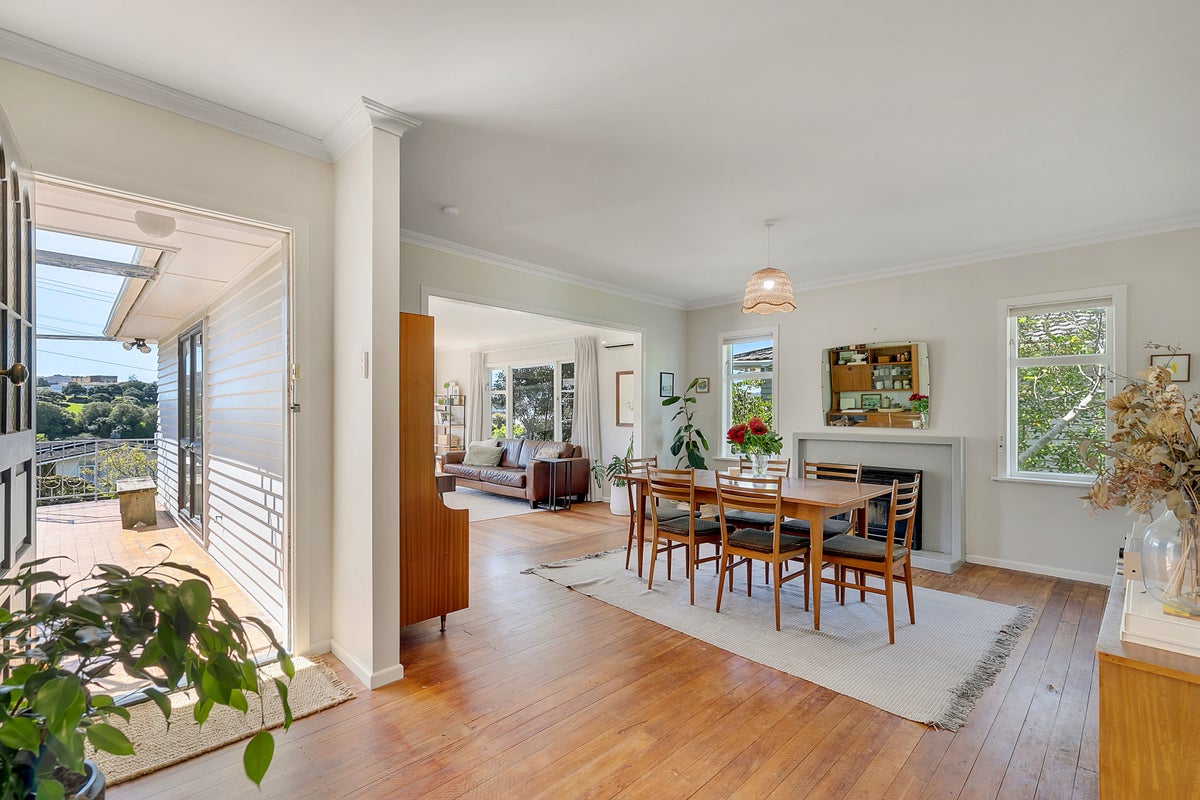 84 Bell Street, Tawa, Wellington - Carousel 1