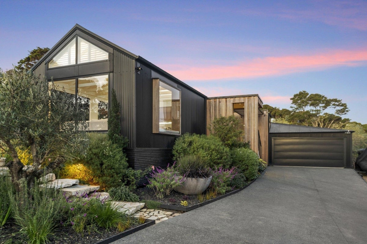 6 Queens Drive, Oneroa, Waiheke Island - Carousel 1