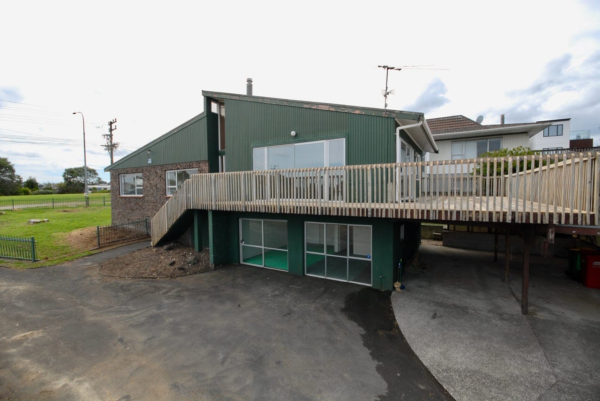 785 East Coast Road, Northcross, Auckland - Carousel 1