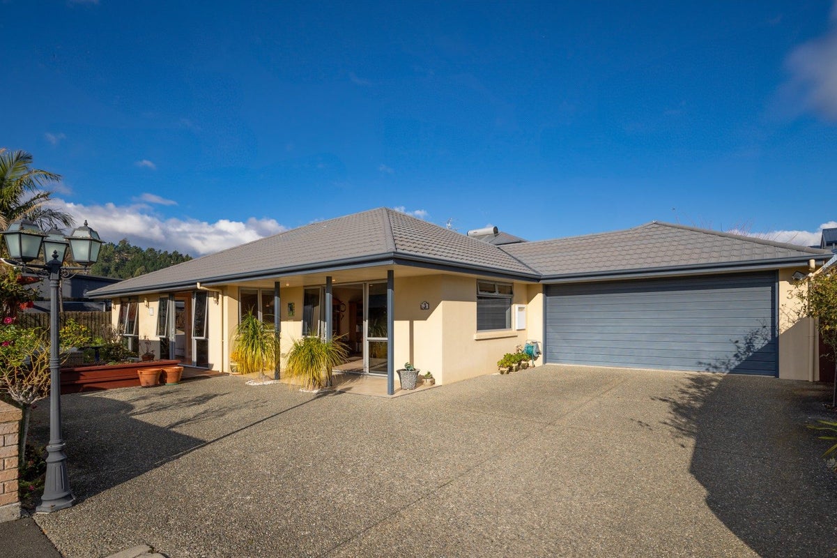 3 Cambria Gardens, The Wood, Nelson - Carousel 1