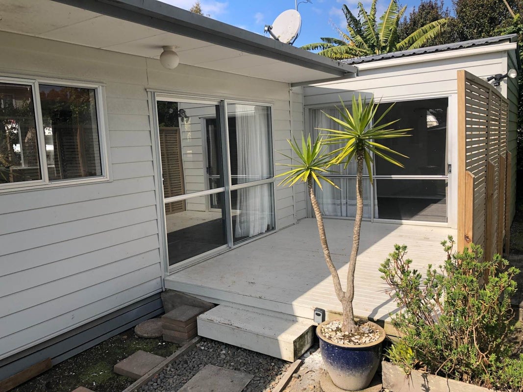 9 Sunray Avenue, Titirangi, Auckland - Carousel 1