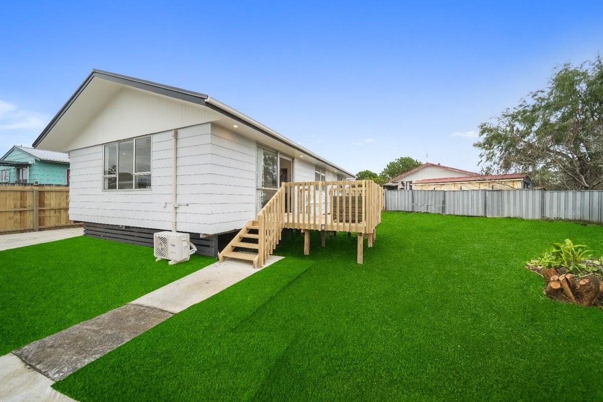 1/12 Kennington Drive, Clendon Park, Auckland - Carousel 1