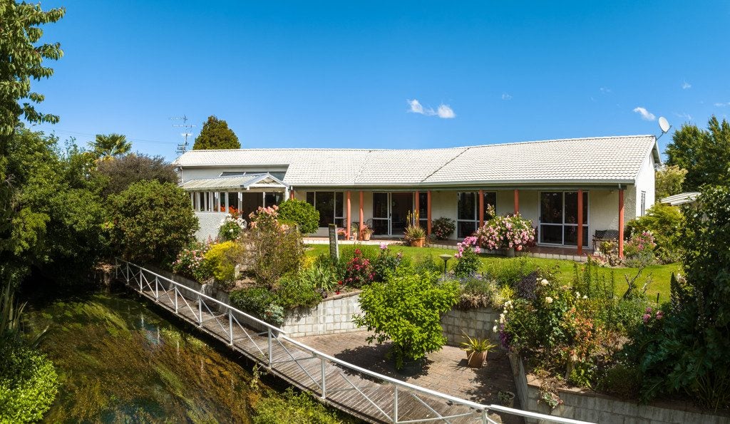 2 Clouston Gardens, Springlands, Blenheim - Carousel 1